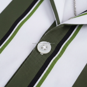 ชุดเซ็ตเสื้อยืดและกางเกงขาสั้นลายทางสำหรับผู้ชายแบบ OEM สีเขียวขาวลายทางแนวตั้ง ชุดลำลอง 2 ชิ้น - Product Image 4