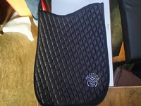 Tapis de Selle Anglais de Qualité Supérieure pour Cheval Collection Été Polyvalent de Saut Design Personnalisé Assurant une Équitation Confortable et Sécurisée