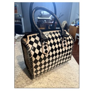 กระเป๋าเดินทางแบบดัฟเฟิลหนังแท้ขนสัตว์ธรรมชาติ ปิดด้วยซิป สีน้ำตาลและสีขาว เป็นมิตรกับสิ่งแวดล้อม สำหรับทุกเพศ - Product Image 1