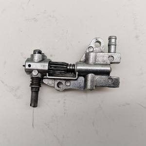 مضخة زيت معدنية للمنشار الآلي التي يعمل بالبنزين من UM، متوافقة مع موديلات 4500/5200/5800/45CC/52CC - Product Image 5