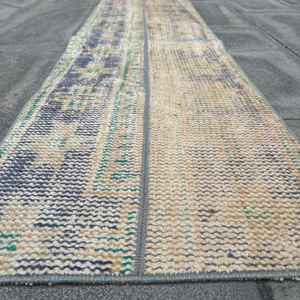 Alfombra Vintage de 1.4x5.2 pies, Alfombra Turca, Alfombra con Bordes Azules y Marrones - Product Image 5