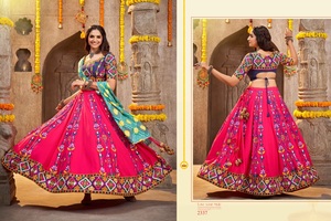 Collection exclusive Navratri de vêtements de festival Lehenga Choli disponible au prix de gros auprès d'un fournisseur indien - Product Image 6