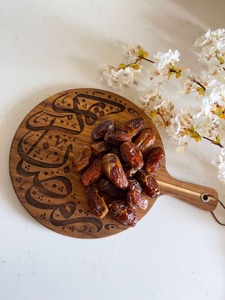 Bandeja redonda de madera con mango largo y caligrafía árabe, perfecta para Ramadán Iftar, servir dátiles, dulces y decoración festiva - Product Image 6