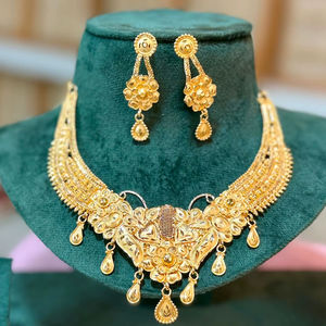 Conjunto de Collar Floral Tradicional Chapado en Oro con Pendientes a Juego |   Joyería de Imitación Nupcial India al por Mayor Modelo 23255 - Product Image 1