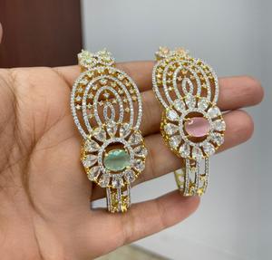 Brazalete Abrible de Alta Calidad con Acabado Dorado Clásico y Circonitas Cúbicas para Bodas y Compromisos, Colección para Fiestas, para Mujer - Product Image 1