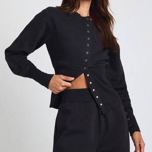 Ensemble coordonné en molleton pour femme à boutons sur le devant, pantalon large et haut court à manches longues, personnalisable avec logo, OEM ODM - Product Image 3