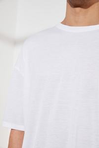 เสื้อยืดผู้ชายทรงโอเวอร์ไซส์ ขอบโค้ง สีขาว ผ้าฝ้าย 100% เป็นมิตรกับสิ่งแวดล้อม แห้งเร็ว สกรีนโลโก้ตามสั่ง โรงงานขายส่งโลโก้แบบกำหนดเอง - Product Image 3