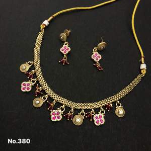 Collier en or de style vintage serti d'émeraude de rubis et d'émail floral Bijoux ethniques parfaits pour des occasions spéciales - Product Image 5