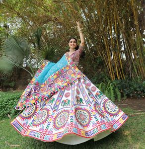 Chaniya Choli exclusif pour femmes, travail artisanal kutchi |   Robe de Garba Navratri Vibrante |   Lehenga ethnique fait main avec dupatta - Product Image 3