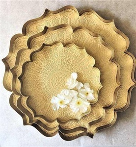 Ensemble de 3 plateaux dorés de luxe fabriqués à la main avec gaufrage floral Vaisselle de service traditionnelle pour bonbons au chocolat et décoration de table - Product Image 1