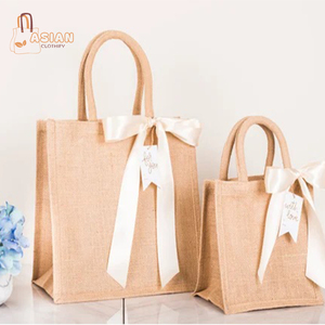 Sacs-cadeaux en jute de haute qualité avec poignées solides Beau motif de dessin animé en gros à bas prix - Product Image 1