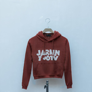 Sudadera con capucha negra para hombre, personalizada, de corte regular, de algodón tejido, informal, para otoño, con diseño de bolsillo con estampado frontal. - Product Image 3