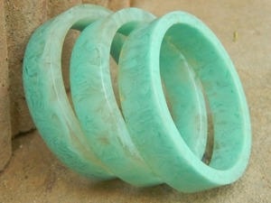 Brazaletes de moda de estilo étnico Retro americano europeo Pulsera de resina de color con tachuelas de diamantes Accesorio versátil - Product Image 2