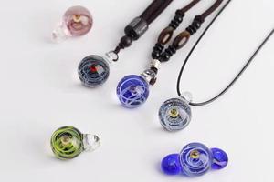 Colgante de cristal hecho a mano con forma de bola redonda, diseñado con colores enredados y estrellas para collar. - Product Image 3