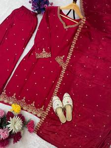 Parfait pour les occasions festives, les soirées ou les événements. Tenue sur mesure de style Salwar Kameez, confortable et élégante pour femmes. - Product Image 4