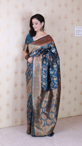 Saree en soie douce Banarasi Jaal bleu denim orné d'un tissage Zari et Meenakari doré parfait pour les mariages et les événements festifs - Product Image 3