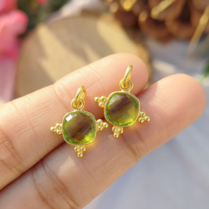 Pierre de naissance plaquée or Péridot coussin en forme de pierre précieuse pendentif lunette à breloques pour boucles d'oreilles et colliers - Product Image 1
