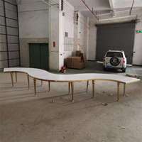 Table de salle à manger de luxe en forme de S avec pieds dorés, table d'événement en acier inoxydable avec plateau en marbre pour mariage