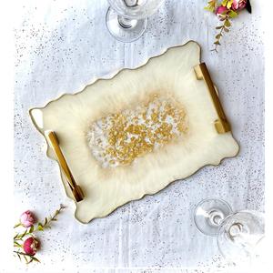 Plateau en résine époxy avec poignées de branche pour les fêtes avec schéma de couleurs blanc et noir - Product Image 1