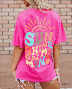 Vente directe d'usine femmes goutte épaule lâche ajustement rose vif graphique imprimé t-shirt pour un usage quotidien - Product Image 2