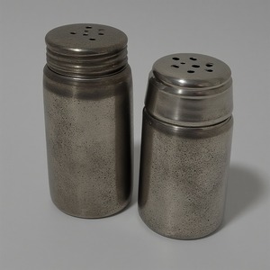 Molino de sal y pimienta de acero inoxidable hecho a mano, superficie de pátina antigua rústica, perilla giratoria duradera ecológica - Product Image 4