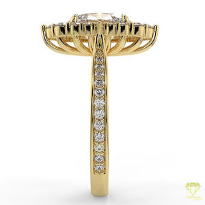 Bague ovale de Lab Grown avec halo et bande pavée, parfaite pour les fiançailles ou les mariages, offrant un éclat et une élégance intemporels - Product Image 5