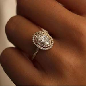 Anillo de Compromiso Clásico de Plata de Ley 925 Chapado en Oro de 14K con Moissanita de Corte Ovalado, Media Eternidad, Certificado por Terceros - Product Image 1