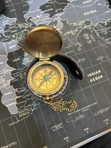 Kelvin & Hughes Boussole en laiton nautique Premium en laiton avec chaîne en cuir dans une boîte en bois Cadeau fait main Antique avec aspect brillant - Product Image 4