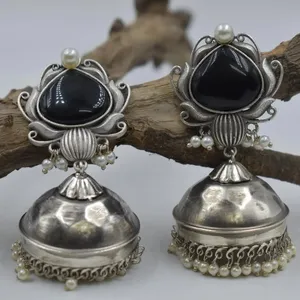 Dernières tendances en matière de boucles d'oreilles Jhumka en pierre argentée de qualité supérieure, faites à la main, pour filles et femmes, au prix de gros - Product Image 1