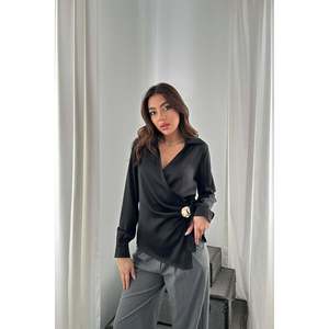 Blusa de Satén con Detalles de Botones Negros - Negra - Product Image 1