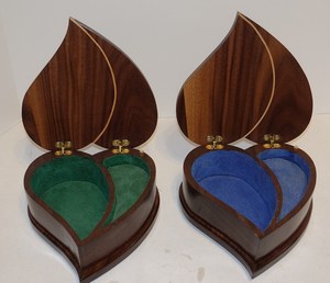 Boîte à bijoux en bois en forme de cœur faite à la main, écologique, pour bagues, colliers et petits accessoires - Product Image 1