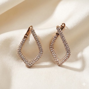 Boucles d'oreilles créoles en or rose massif 18 carats avec diamants naturels, fabrication artisanale de haute qualité, personnalisables, pour mariage et soirée - Product Image 1
