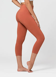 Scrunch Butt Capri Leggings para mujer Pantalones de Yoga de tiro alto con tela transpirable Impresión de logotipo personalizado Perfecto para entrenamiento de gimnasia - Product Image 6