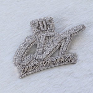 Colgante de plata de ley chapado en oro blanco de 14 quilates de lujo con dijes de letras personalizados de moissanita cortada para regalo - Product Image 1
