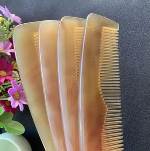 Peigne en corne fait à la main, durable et outil de toilettage naturel par Crescent Crafts - Product Image 2