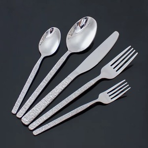 Ensemble de couverts martelés noirs élégants en acier inoxydable pour les repas à la maison, les rassemblements familiaux et l'usage quotidien, fabriqué à la main en Inde - Product Image 5