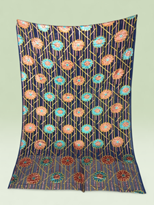 Robe traditionnelle somalienne Royal Maqbal Dirac bleu marine brodée de fleurs, en tissu transparent doux, avec un châle bleu - Product Image 2