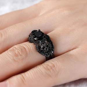 Bague de mode Jeulia en argent sterling noir avec crâne taillé rond - Product Image 6