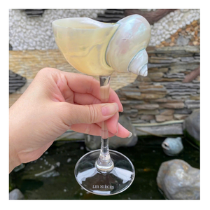 Verre à vin en coquille fait à la main avec un intérieur lisse et un extérieur en coquille naturelle pour la décoration et la vaisselle fonctionnelle - Product Image 1