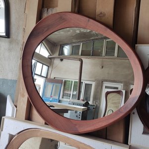 Miroir au design asymétrique en noyer Accent mural décoratif pour les maisons modernes du milieu du siècle inspirées du style Art déco. - Product Image 3