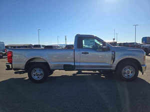 Pick-up F 350 Super Duty XL 2024 d'occasion, configuration standard, moteur turbo diesel, sièges en cuir, barre de toit en alliage d'aluminium - Product Image 2