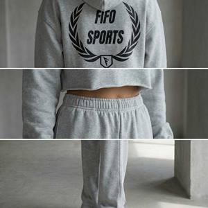 Conjunto Deportivo de Mujer en Terciopelo Gris Ceniza, Sudadera Corta con Dobladillo Deshilachado, Pantalones Deportivos Ajustados de Pierna Ancha y Cintura Alta, Ropa Urbana - Product Image 4