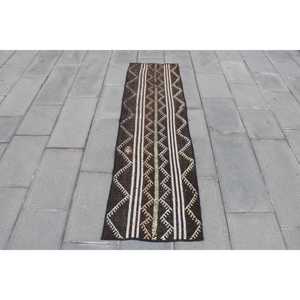 Alfombra Turca Vintage de 1.8x6.3 pies (54x192 cm), Alfombra Kilim Marrón con Bordes Blancos - Product Image 1