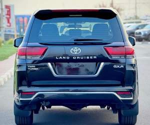 Toyota Land Cruiser 2017 GXR V6 restylé en 2025 LC300, toutes options, très propre, titre propre - Product Image 5