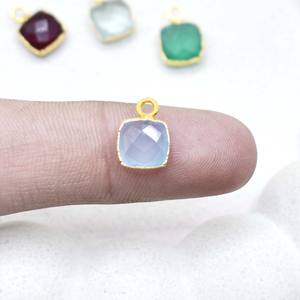 Charme en pierre précieuse carrée en chalcédoine aquatique 8x8mm facetté plaqué or pour l'artisanat et les bijoux - Product Image 4