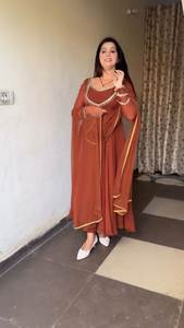 Nouvelle robe de créateur ornée d'un travail manuel complexe utilisant des perles et des perles Manches complètes Flair complet pour les occasions de fête - Product Image 2