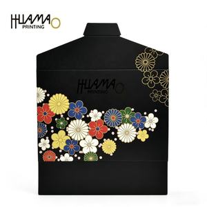 Caja de lujo negra mate con impresión floral en lámina dorada, embalaje de calidad alimentaria para mochi, dulces y pasteles. - Product Image 5