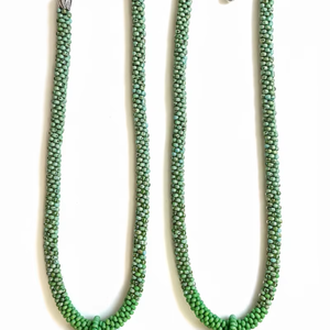 Collier en perles de verre vertes faites à la main avec pendentif en forme de boule, chaîne en corde, bijoux vintage pour femmes, mode pour les fêtes - Product Image 1