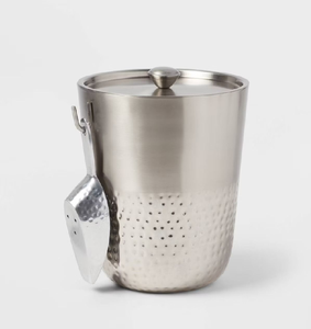 Cubo de hielo de metal plateado bicolor con base martillada y cuchara de montaje lateral. Disponible a precios de mayoreo. - Product Image 1