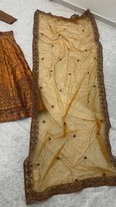 Achetez maintenant : Ensemble Lehenga Choli de créateur en tissu de soie pure avec broderie au fil, spécial Haldi pour mariée, avec Dupatta, Cancan et attache en toile - Product Image 6